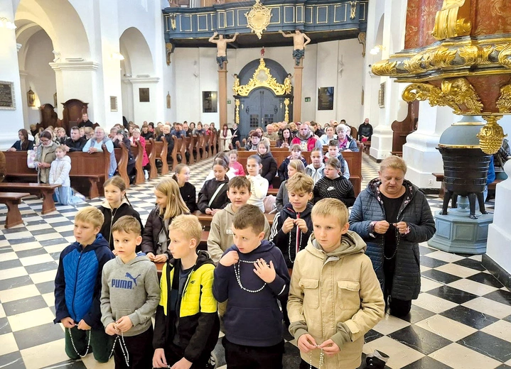 W parafiach każdego dnia wierni modlą się na różańcu. 