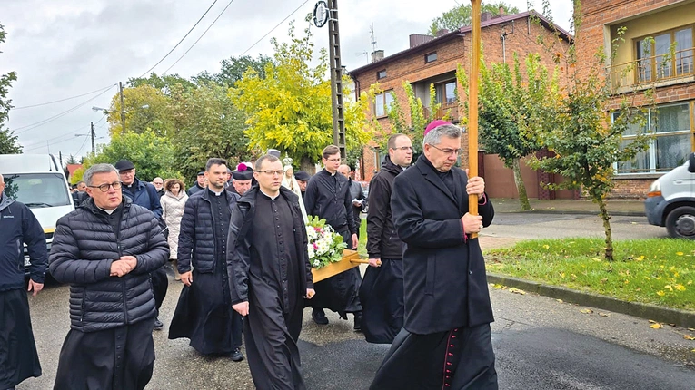 Kapłani pielgrzymowali do miejsca,  w którym posługiwał błogosławiony.