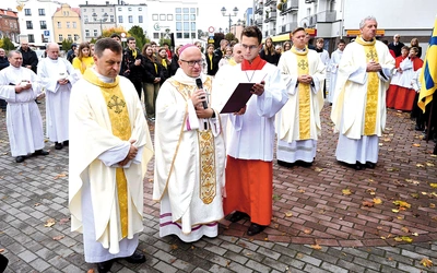 Przed pomnikiem św. Jana Pawła II biskup Musioł modlił się  za młode pokolenie.