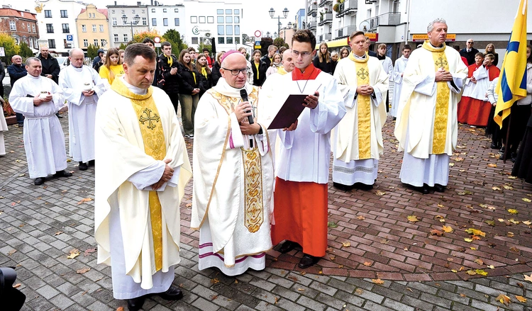 Przed pomnikiem św. Jana Pawła II biskup Musioł modlił się  za młode pokolenie.