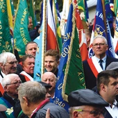 W grocie lurdzkiej zebrało się około 130 pocztów sztandarowych związku hodowców.  