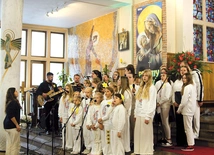Dzieci z bedlneńskiej SP opowiadały i śpiewały o swoim patronie.