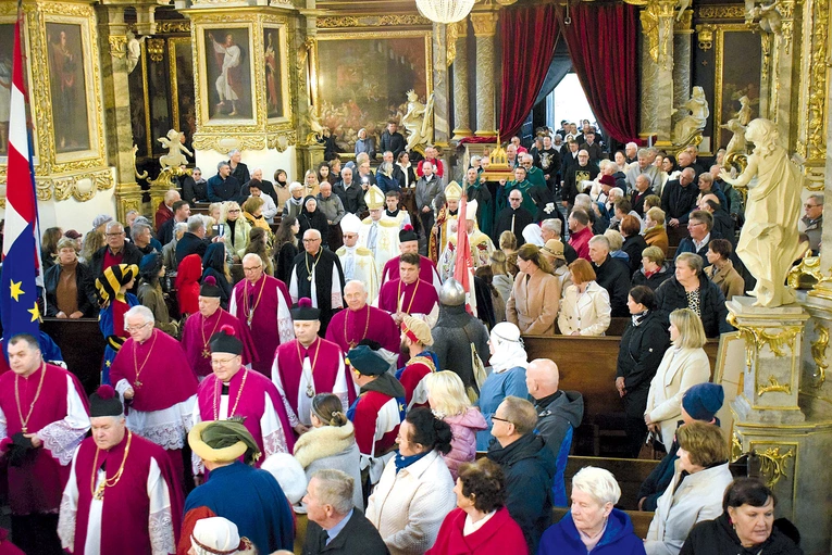 W świętowaniu uczestniczyła rzesza wiernych.