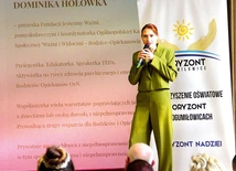 Jedną z prelegentek była Dominika Hołówka, prezeska Fundacji Jesteśmy Ważni – jednej z nielicznych w Polsce działającej na rzecz opiekunów osób z niepełnosprawnościami.