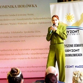 Jedną z prelegentek była Dominika Hołówka, prezeska Fundacji Jesteśmy Ważni – jednej z nielicznych w Polsce działającej na rzecz opiekunów osób z niepełnosprawnościami.
