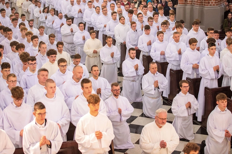 Nowi lektorzy i ceremoniarze są zaproszeni do kontynuacji formacji oraz zdobywania nowych kompetencji podczas dni skupienia połączonych z kursem animatora służby liturgicznej.