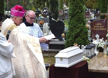 W modlitwie powierzano również osierocone rodziny. 