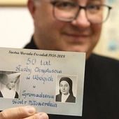 Pamiątkowe zdjęcia s. Urszuli w dłoniach ks. Krzysztofa.