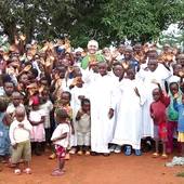 Ks. Mirosław Bujak od 2003 r. posługuje w Kamerunie. Obecnie  jest proboszczem parafii  pw. św. Teresy  od Dzieciątka Jezus w Doumaintang.