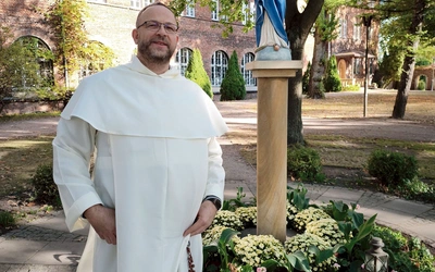 – Fakt, że Żywy Różaniec przetrwał 200 lat na różnych kontynentach, świadczy o tym, że jest to dzieło Boże. Ludzkie inicjatywy rzadko mają taką trwałość. Paulina Jaricot nie żyje od niemal dwustu lat, a jej wspólnota wciąż funkcjonuje. Jej beatyfikacja przed dwoma laty przypomniała tę wielką postać wielu ludziom. Duchowe dzienniki, w których zapisywała rozmowy z Jezusem, są w Polsce niemal nieznane, a stanowią niezwykłe świadectwo – mówi o. Michał Szałkowski OP.