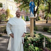 – Fakt, że Żywy Różaniec przetrwał 200 lat na różnych kontynentach, świadczy o tym, że jest to dzieło Boże. Ludzkie inicjatywy rzadko mają taką trwałość. Paulina Jaricot nie żyje od niemal dwustu lat, a jej wspólnota wciąż funkcjonuje. Jej beatyfikacja przed dwoma laty przypomniała tę wielką postać wielu ludziom. Duchowe dzienniki, w których zapisywała rozmowy z Jezusem, są w Polsce niemal nieznane, a stanowią niezwykłe świadectwo – mówi o. Michał Szałkowski OP.
