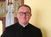 – Ludzie mają pytania w stylu: „Na co idą pieniądze z tacy?”, „Jak odróżnić grzech ciężki od lekkiego?”, a w komentarzach pod nagraniami padają zapytania o przykazania Boże i kościelne. Kiedy mówię kazania, staram się to robić „przyczepnie”, czyli daję dużo przykładów i porównań. Tak samo w książce – mówi ks. Kowalski.