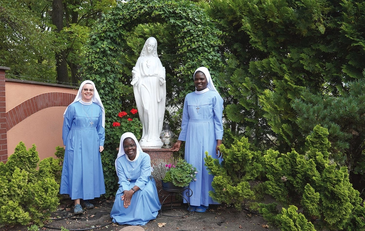 Od lewej: s. M. Józefa, s. M. Agnès i s. M. Catherine przy ul. Czarnoleskiej we Wrocławiu.