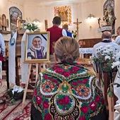 Kiczora  i Nieledwia pożegnały swojego kochanego proboszcza. 