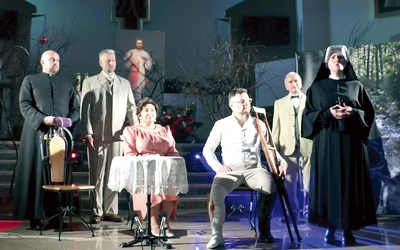 Spektakl to opowieść o rodzinnych i społecznych konfliktach.