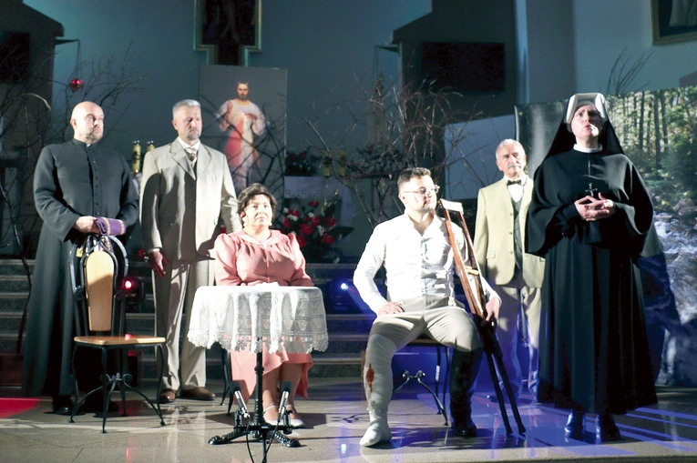 Spektakl to opowieść o rodzinnych i społecznych konfliktach.