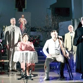 Spektakl to opowieść o rodzinnych i społecznych konfliktach.