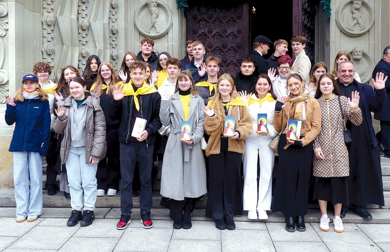 Stypendyści ze swoimi opiekunami przed bielską katedrą.