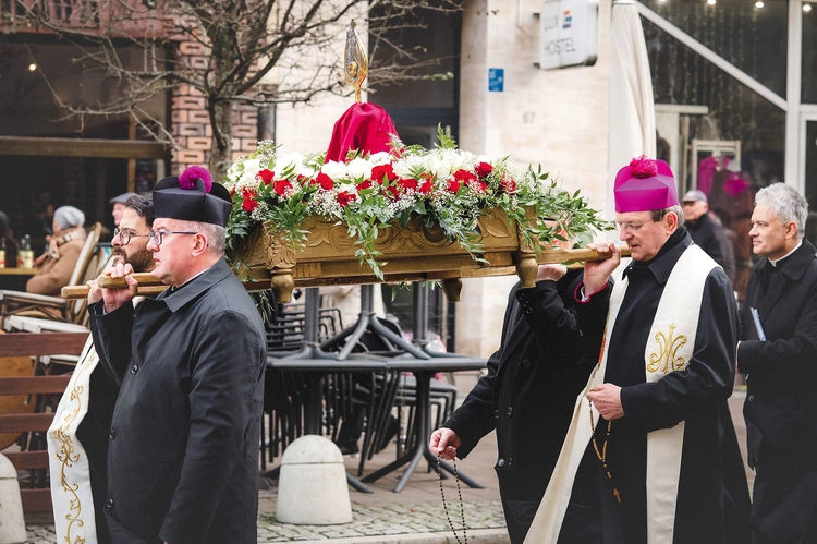 Relikwie świętego nieśli m.in. przedstawiciele duchowieństwa wraz z abp. Tadeuszem Wojdą.