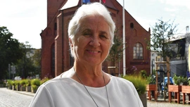 S. Cecylia Bachalska należy do Zgromadzenia Sióstr Misjonarek NMP Królowej Afryki (siostry białe). Urodziła się w Żmigrodzie pod Wrocławiem i jako dziecko przybyła z rodzicami do Gorzowa Wlkp. W 1986 r. po raz pierwszy wyjechała na misje. Jak wesprzeć działalność sióstr? Więcej: siostrybiale.org. Kontakt do s. Cecylii Bachalskiej – e-mail: cbachalska@gmail.com lub WhatsApp: +255 743 003 345.