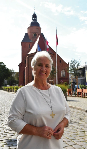 S. Cecylia Bachalska należy do Zgromadzenia Sióstr Misjonarek NMP Królowej Afryki (siostry białe). Urodziła się w Żmigrodzie pod Wrocławiem i jako dziecko przybyła z rodzicami do Gorzowa Wlkp. W 1986 r. po raz pierwszy wyjechała na misje. Jak wesprzeć działalność sióstr? Więcej: siostrybiale.org. Kontakt do s. Cecylii Bachalskiej – e-mail: cbachalska@gmail.com lub WhatsApp: +255 743 003 345.