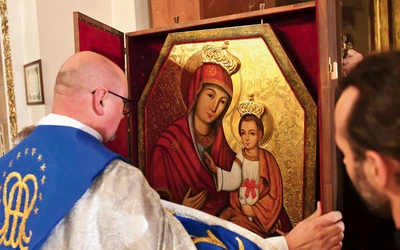 – Papież Franciszek ogłosił Rok Jubileuszowy 2025  pod hasłem „Pielgrzymi nadziei”, a kiedyś przed kopią tej ikony w rodzinnym Buenos Aires uczył się nadziei, wpatrzony w Matkę i Syna. Modlimy się w czasach pełnych niepokoju o nadzieję dla nas i świata całego, a jej fundamentem jest miłosierdzie – wyjaśnia ks. Paweł Bryk, kustosz sanktuarium Miłosierdzia Bożego w Świebodzinie.