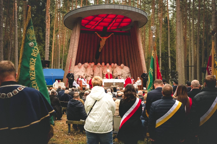 List do organizatorów i uczestników skierował prezydent Karol Nawrocki. Wyraził w nim jedność w hołdzie dla ofiar bestialskiego mordu sprzed 86 lat oraz przypomniał, że Niemcy zamordowali tu ok. 14 tys. osób tylko dlatego,  że były Polakami. 