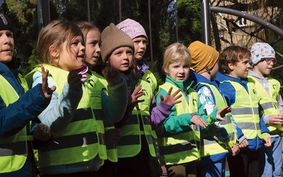 Najmłodsi śpiewali o tym, jak ważna jest troska o własne bezpieczeństwo na drogach.