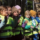 Najmłodsi śpiewali o tym, jak ważna jest troska o własne bezpieczeństwo na drogach.