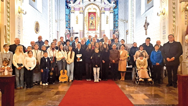 Pątnicy jubileuszowi, którzy na co dzień służą grą i śpiewem w parafiach.