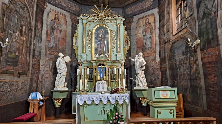 Wnętrze mikuszowickiej świątyni  po konserwacji.