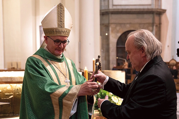Podczas uroczystości metropolita katowicki wręczył nagrodę Lux ex Silesia śląskiemu kompozytorowi Henrykowi Janowi Botorowi. 