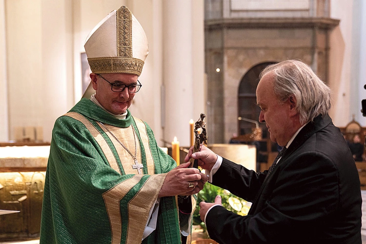 Podczas uroczystości metropolita katowicki wręczył nagrodę Lux ex Silesia śląskiemu kompozytorowi Henrykowi Janowi Botorowi. 