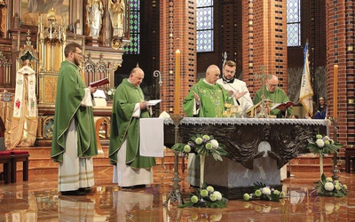 W prezbiterium wystawiona została stuła, której używał  Jan Paweł II podczas spotkania  na gliwickim lotnisku.