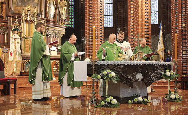 W prezbiterium wystawiona została stuła, której używał  Jan Paweł II podczas spotkania  na gliwickim lotnisku.