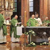 W prezbiterium wystawiona została stuła, której używał  Jan Paweł II podczas spotkania  na gliwickim lotnisku.