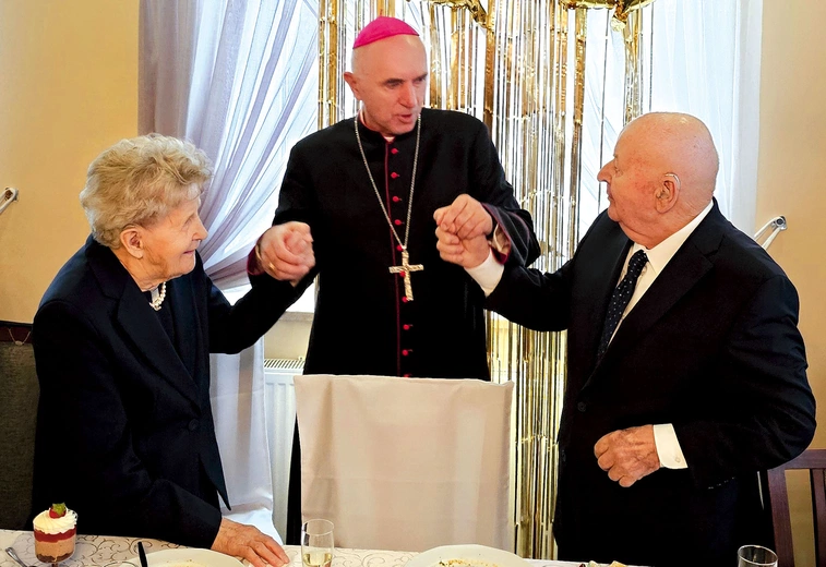 Jubilaci z bp. Andrzejem Iwaneckim.  