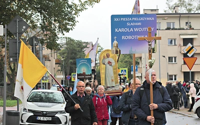 Kiepska pogoda nie zraziła pielgrzymów. Dla nich ważny był cel wędrówki.
