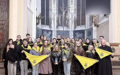 Młodzi podopieczni fundacji modlili w kościele Mariackim w Katowicach. 