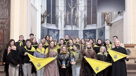 Młodzi podopieczni fundacji modlili w kościele Mariackim w Katowicach. 