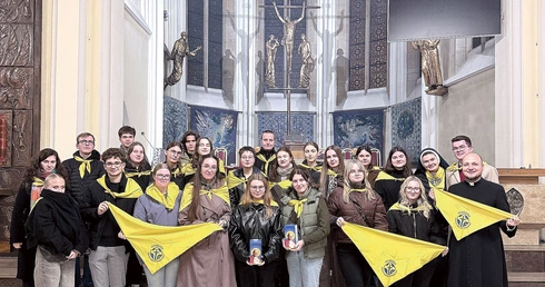 Młodzi podopieczni fundacji modlili w kościele Mariackim w Katowicach. 