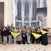 Młodzi podopieczni fundacji modlili w kościele Mariackim w Katowicach. 