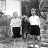 Zakopane, 1951 r. Trójka młodych Krasickich przed Astorią.  Od prawej: Szymon (1936), Anna, zwana Hanką (1941) i Maciej (1940). Wysadzeni z ziemiańskiego siodła miejsce  do życia i przestrzeń wolności znaleźli wraz z matką  pod Tatrami.