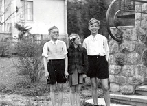 Zakopane, 1951 r. Trójka młodych Krasickich przed Astorią.  Od prawej: Szymon (1936), Anna, zwana Hanką (1941) i Maciej (1940). Wysadzeni z ziemiańskiego siodła miejsce  do życia i przestrzeń wolności znaleźli wraz z matką  pod Tatrami.