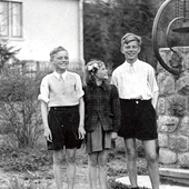 Zakopane, 1951 r. Trójka młodych Krasickich przed Astorią.  Od prawej: Szymon (1936), Anna, zwana Hanką (1941) i Maciej (1940). Wysadzeni z ziemiańskiego siodła miejsce  do życia i przestrzeń wolności znaleźli wraz z matką  pod Tatrami.