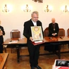 Ks. prof. Paweł Bortkiewicz otrzymał  – tak jak jego poprzednicy – ikonę przedstawiającą Świętą Rodzinę.