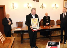 Ks. prof. Paweł Bortkiewicz otrzymał  – tak jak jego poprzednicy – ikonę przedstawiającą Świętą Rodzinę.
