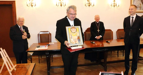 Ks. prof. Paweł Bortkiewicz otrzymał  – tak jak jego poprzednicy – ikonę przedstawiającą Świętą Rodzinę.