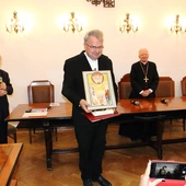 Ks. prof. Paweł Bortkiewicz otrzymał  – tak jak jego poprzednicy – ikonę przedstawiającą Świętą Rodzinę.