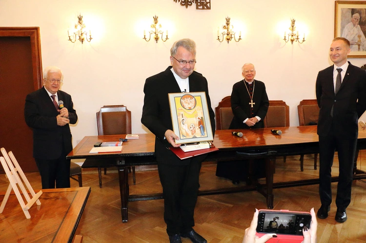Ks. prof. Paweł Bortkiewicz otrzymał  – tak jak jego poprzednicy – ikonę przedstawiającą Świętą Rodzinę.
